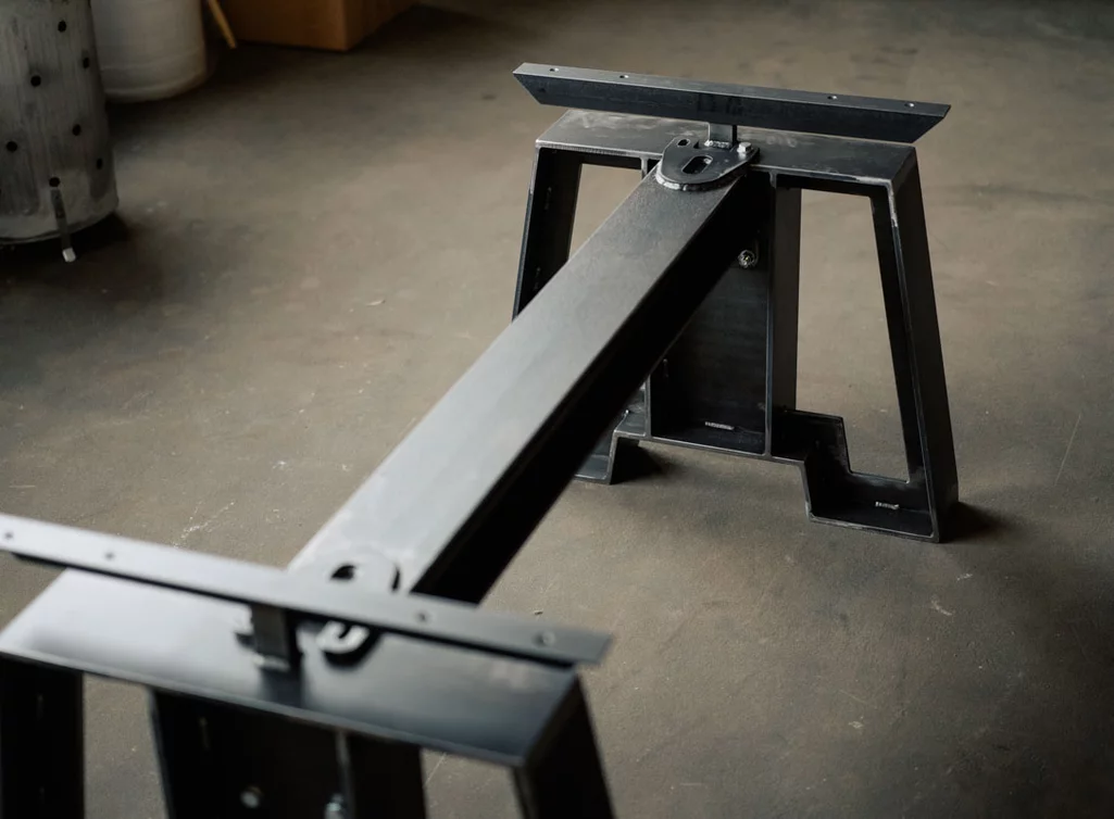 Selbsttragendes Tischuntergestell in Rohstahl nach Maß