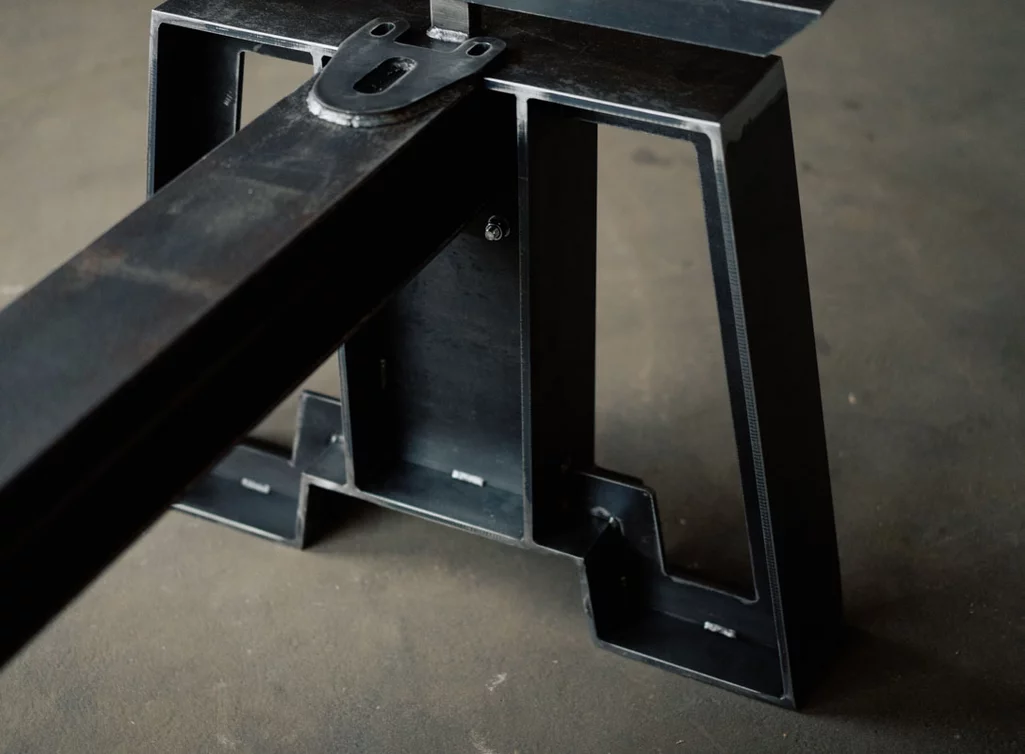 Massive Rohstahl Konstruktion Tischgestell mit Demontagemöglichkeit