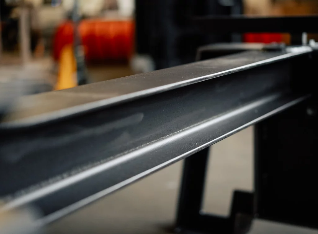 Tischgestell aus massivem Rohstahl in verschiedenen Oberflächen verfügbar