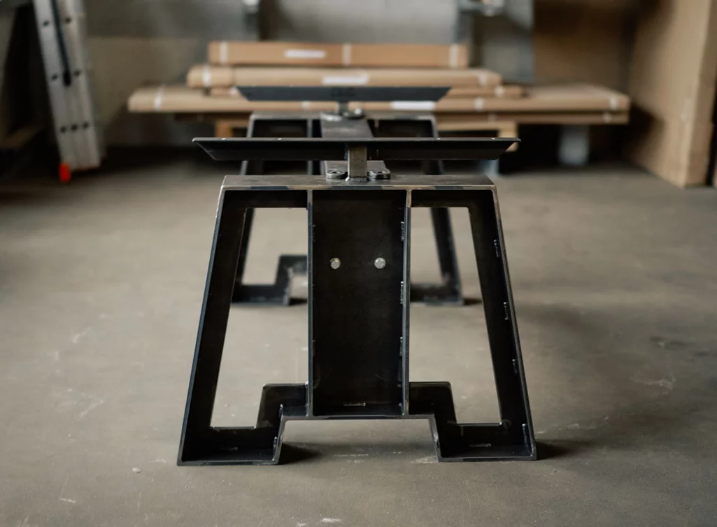 Frontansicht Tischgestell nach Maß aus massivem Rohstahl