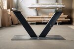 In V-Form designtes Tischgestell aus Stahl - verschiedene Oberflächen verfügbar