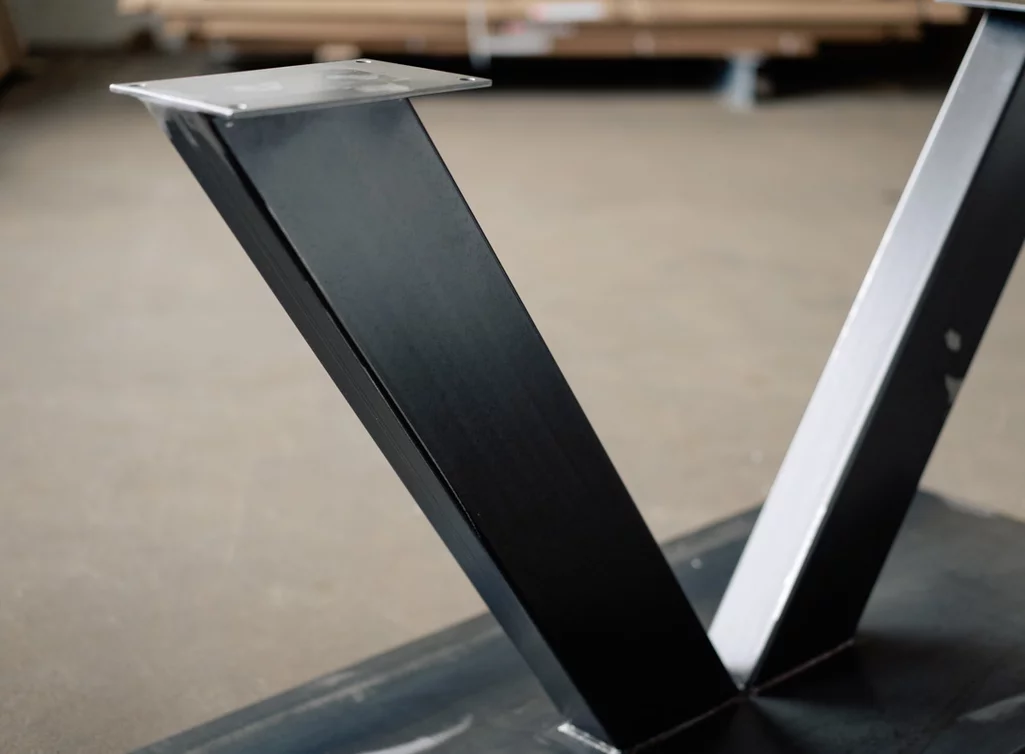 Tischgestell nach Maß mit Mittelfüßen aus Vierkantrohr acht Zentimeter breit