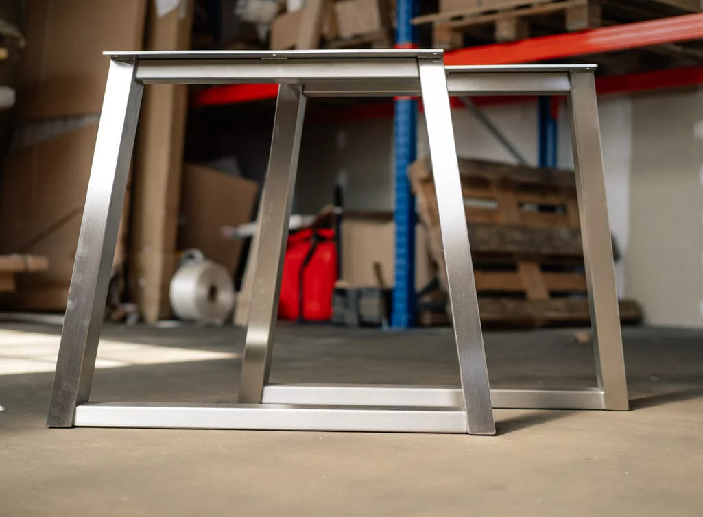 Tischkufen aus Edelstahl im zweier Set mit zweiseitger Schrägstellung Tischkufen aus Edelstahl im zweier Set mit zweiseitger Schrägstellung