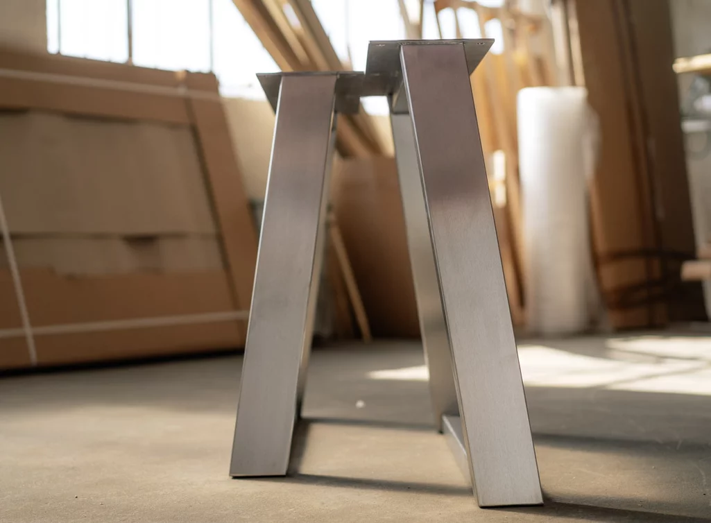 Tischkufen aus Edelstahl im schrägen Design produziert Tischkufen aus Edelstahl im schrägen Design produziert