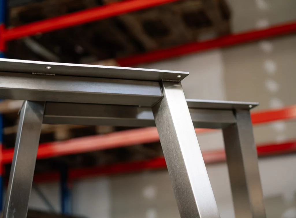 Tischkufen Montageplatte mit Lochbohrungen für die Befestigung der Massivholzplatte Tischkufen Montageplatte mit Lochbohrungen für die Befestigung der Massivholzplatte