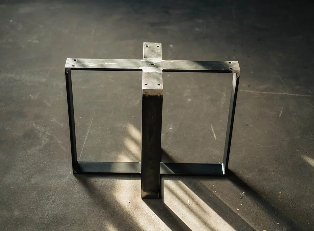 Mittelfuß Tischgestell mit zwei überkreuzten Tischkufen aus Stahl Mittelfuß Tischgestell mit zwei überkreuzten Tischkufen aus Stahl