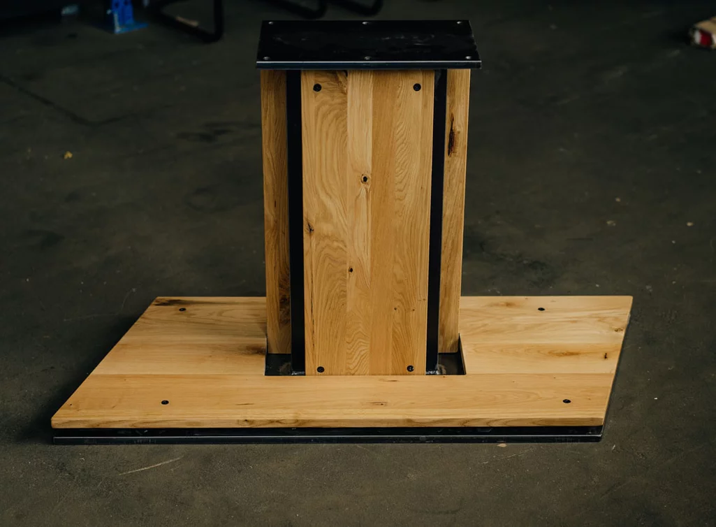 Mittelfuß Tischgestell aus Stahl mit parallel fixierten Eichenholz-Elementen