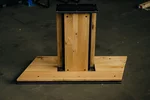 Mittelfuß Tischgestell aus Stahl mit parallel fixierten Eichenholz-Elementen
