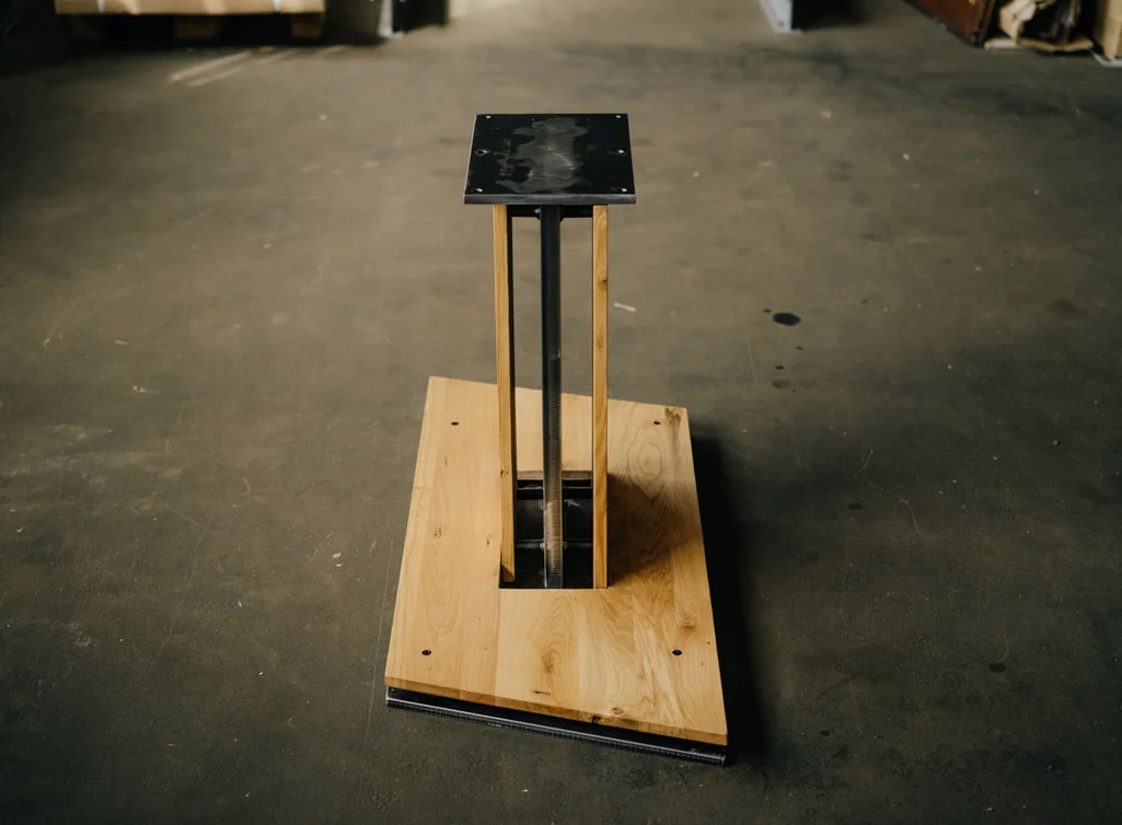 Aus massivem Eichenholz und Stahl gefertigtes Tischgestell modern designt