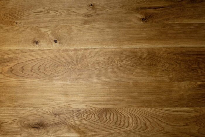 Massivholz Tischplatte aus Eichenholz mit charakervoller Baumkante belassen