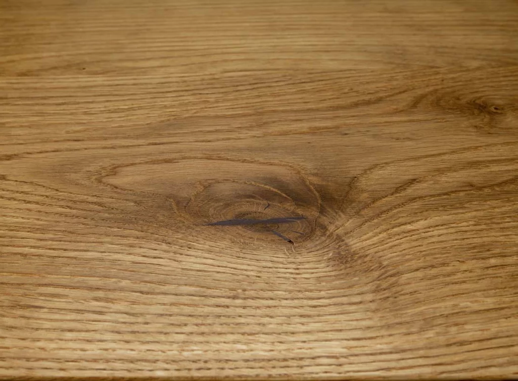 Eichentischplatte mit Astanteil und Waldkante Detail Ast verfüllt