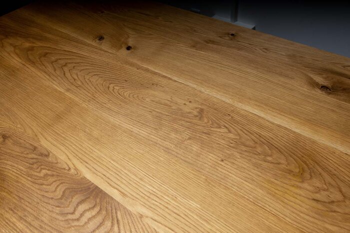 Baumkanten-Tischplatte mit charaktervollem Astanteil Detail Maserung