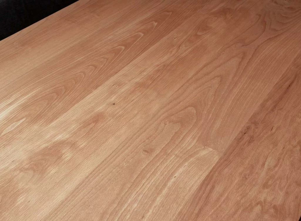 Astfreie Massivholztischplatte aus Buche mit stylischer Facettenkante