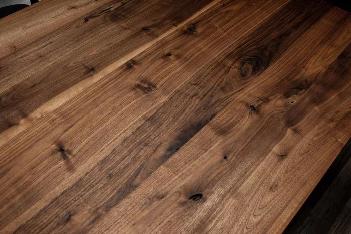 Holzplatte nach Maß aus Nussbaum mit charaktervollem Astanteil