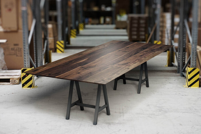 Facettenkanten Tischplatte aus Nussbaum mit Astanteil gefertigt