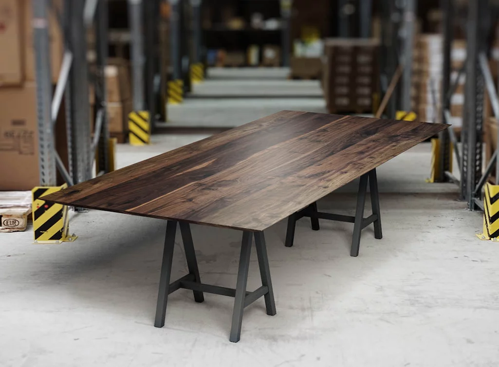 Facettenkanten Tischplatte aus Nussbaum mit Astanteil gefertigt