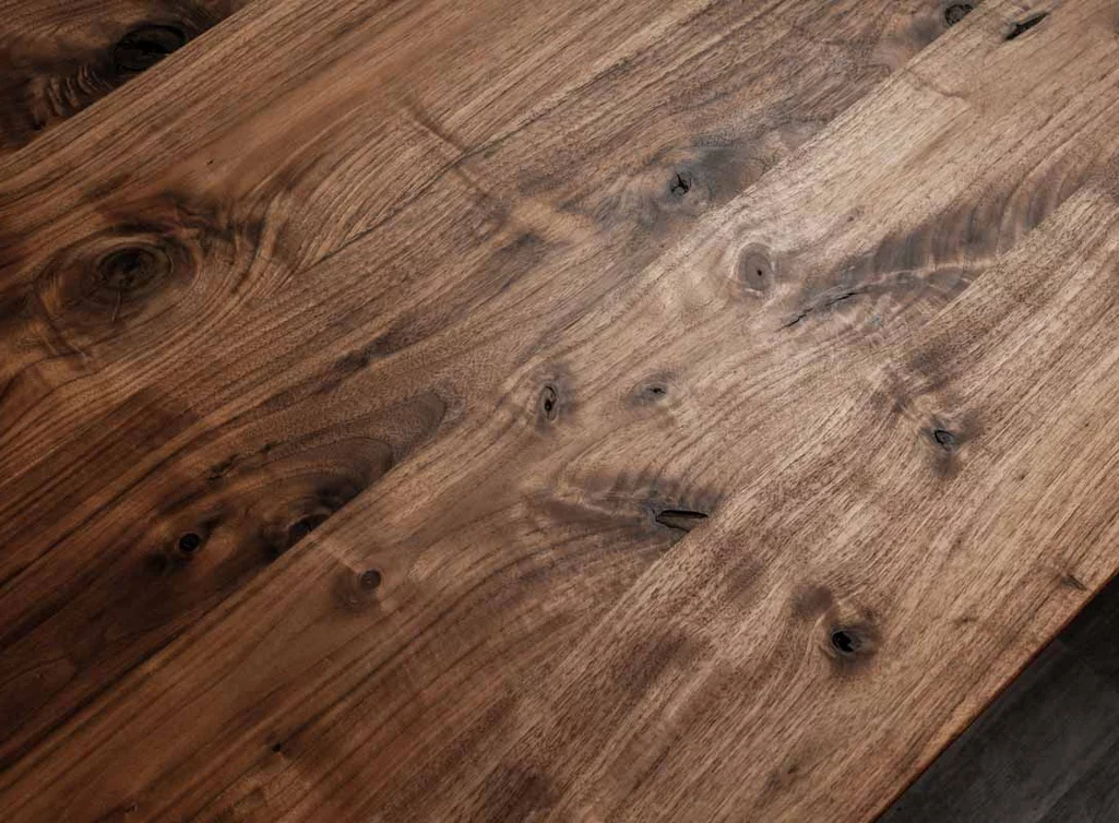 Tischplatte Schweizer Kante Detail Maserung mit Astanteil