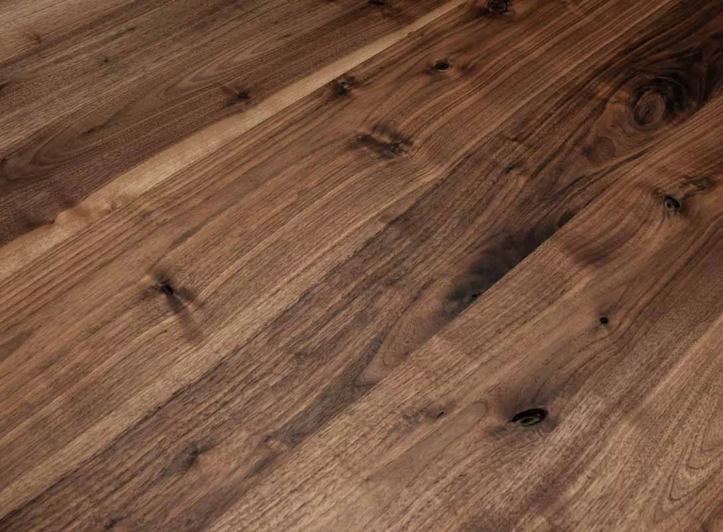 Nussbaumtischplatte 3cm stark mit Baumkanten Detailansicht Nussbaumtischplatte 3cm stark mit Baumkanten Detailansicht