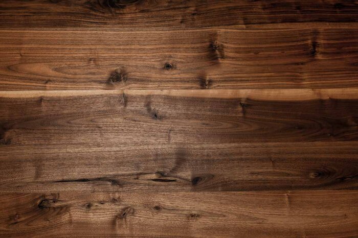 Naturholz Tischplatte in aufgedoppelter Bauweise mit Astanteil belassen