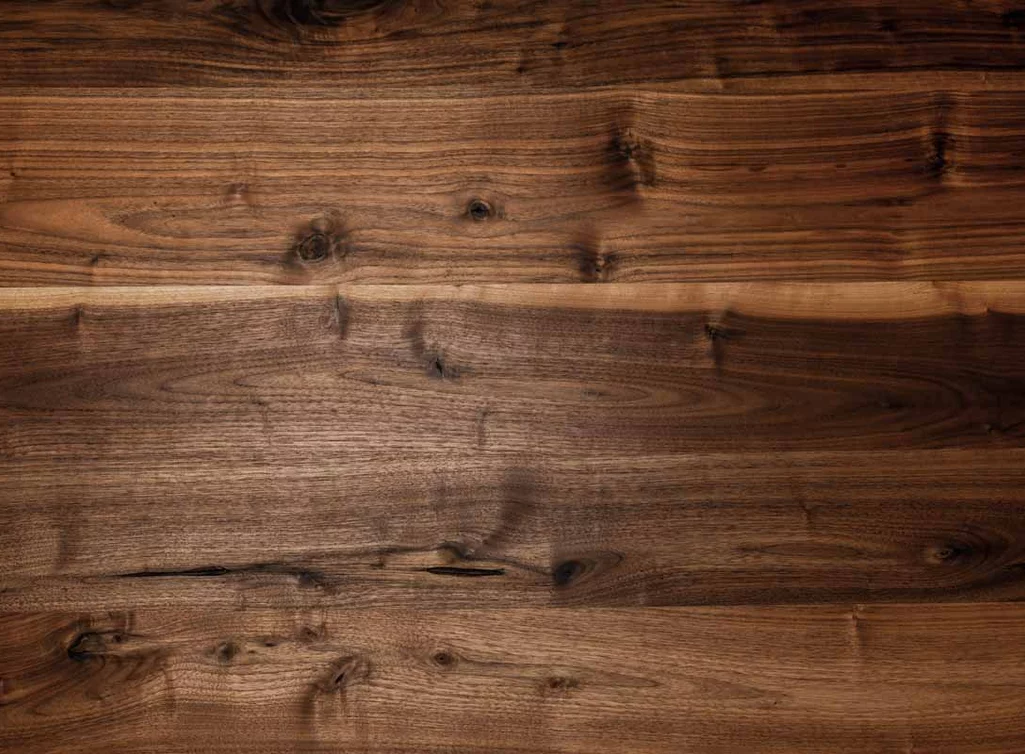 Naturholz Tischplatte in aufgedoppelter Bauweise mit Astanteil belassen Naturholz Tischplatte in aufgedoppelter Bauweise mit Astanteil belassen