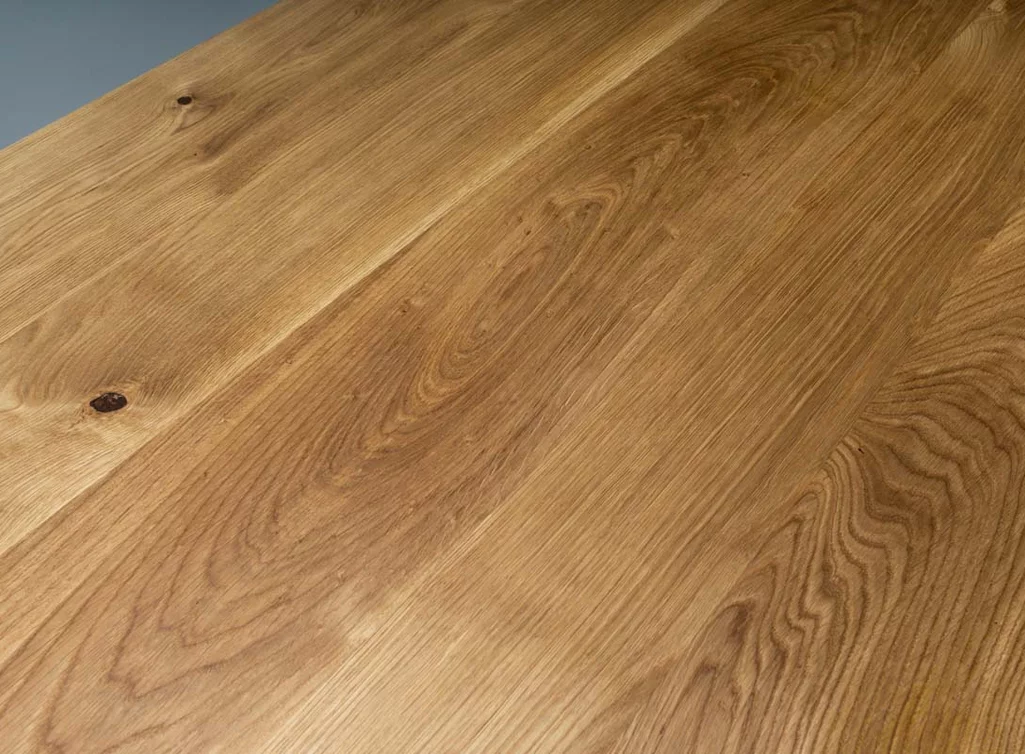 Massivholz Tischplatte Eiche mit charaktervollem Astanteil im Detail