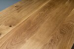Massivholz Tischplatte Eiche mit charaktervollem Astanteil im Detail