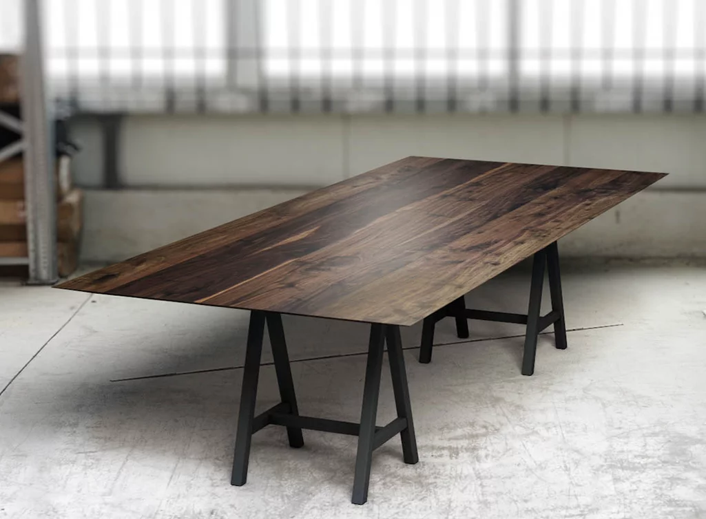 Nussbaumtischplatte nach Maß mit stylischer Facettenkante