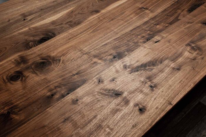 Naturholz Tischplatte aus Nussbaum Detailansicht Maserung Astanteil