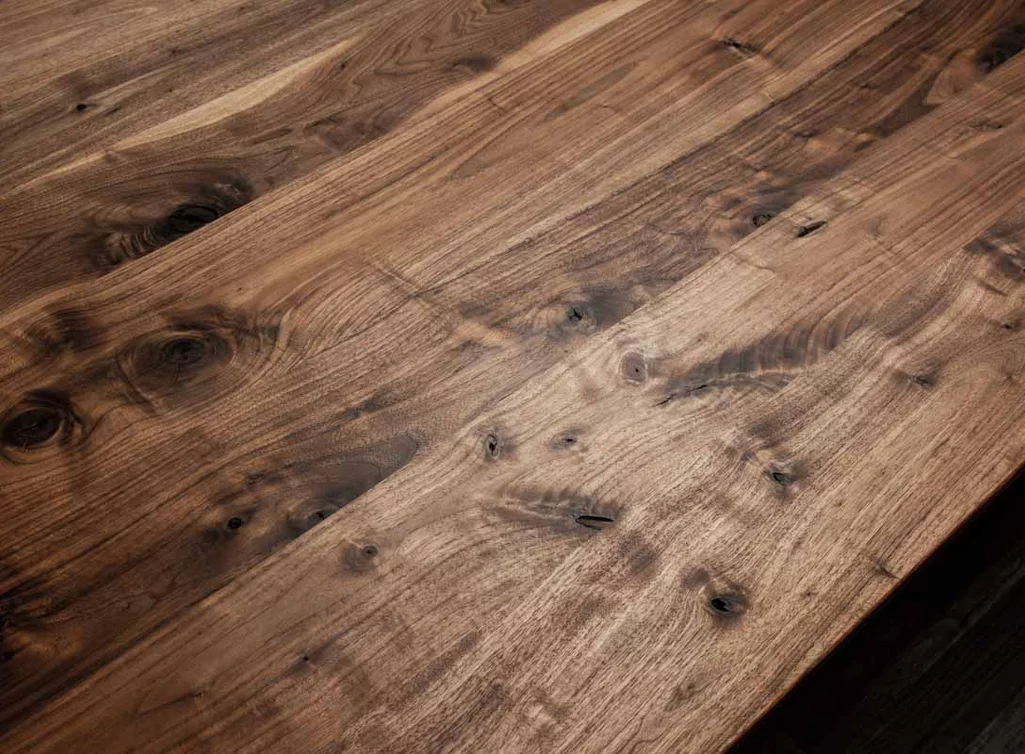 Naturholz Tischplatte aus Nussbaum Detailansicht Maserung Astanteil