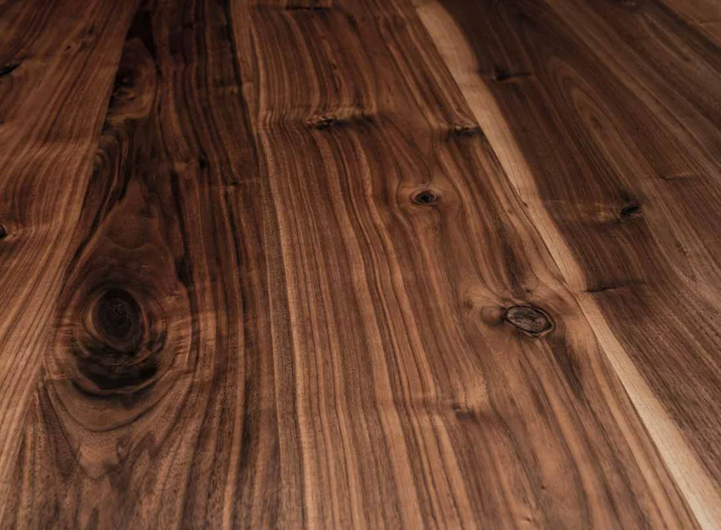 Nussbaum Tischplatte nach Maß mit Ast- und Splintholzanteil Detail Maserung Nussbaum Tischplatte nach Maß mit Ast- und Splintholzanteil Detail Maserung