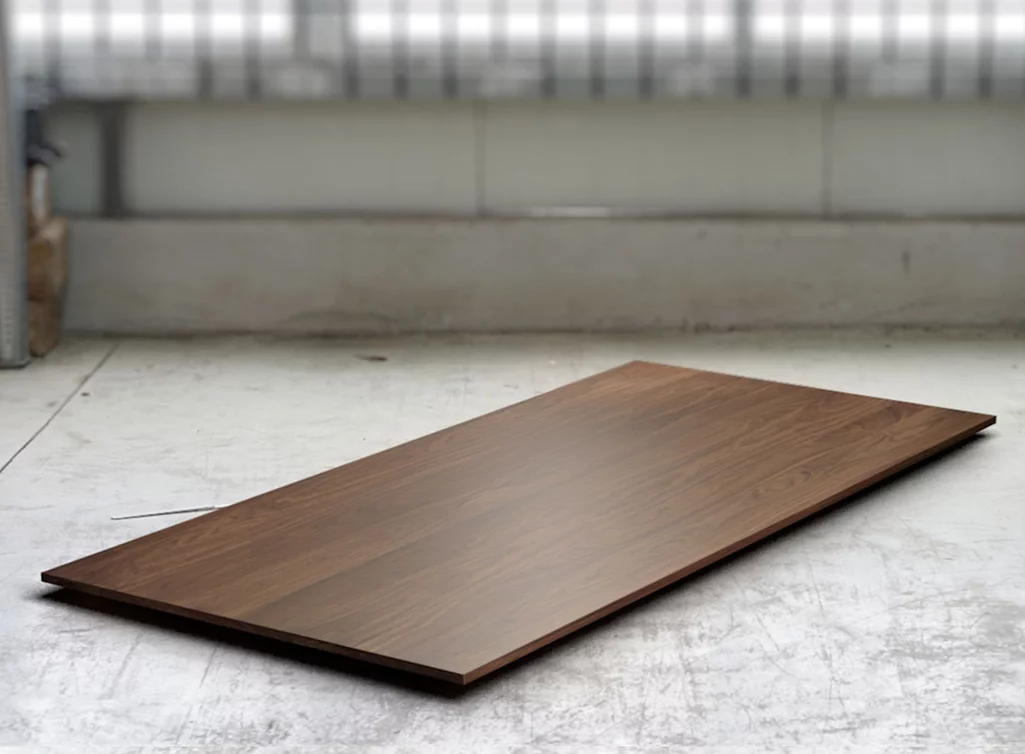 Nussbaumtischplatte nach Maß 2cm massiv weitgehend astfrei Nussbaumtischplatte nach Maß 2cm massiv weitgehend astfrei