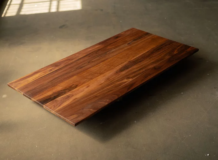 Tischplatte aus amerikanischem Nussbaumholz in nahezu astfreier Qualität