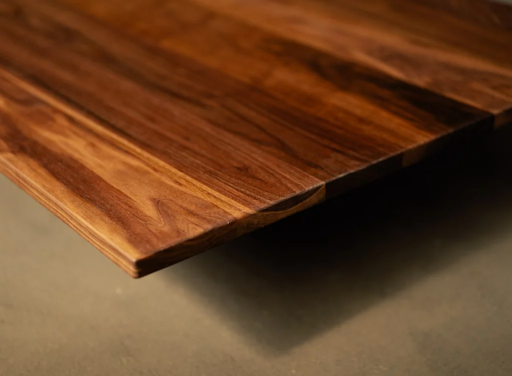 Nussbaum Tischplatte mit geraden Kanten und einer Stärke von zwei Zentimeter auf Maß Nussbaum Tischplatte mit geraden Kanten und einer Stärke von zwei Zentimeter auf Maß