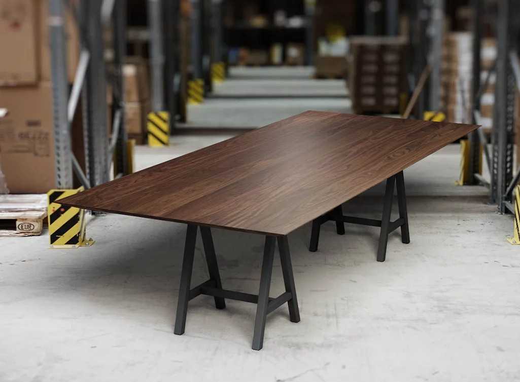 Nussbaum-Tischplatte aus Vollholz mit Facettenschliff versehen