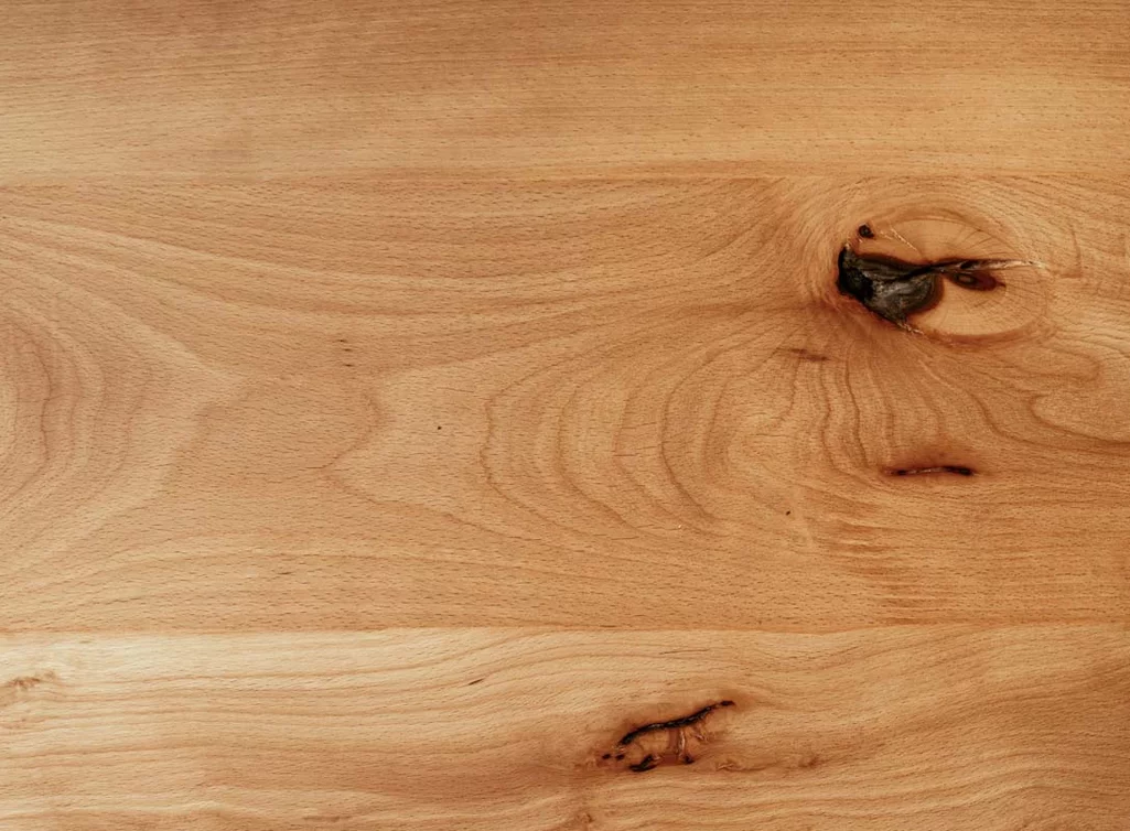 Tischplatte Holz aus Buche mit charaktervollem Astanteil und stylischer Schweizer Kante gefertigt Tischplatte Holz aus Buche mit charaktervollem Astanteil und stylischer Schweizer Kante gefertigt