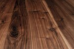 Holz Tischplatte rund aus Nussbaum mit Astanteil gefertigt