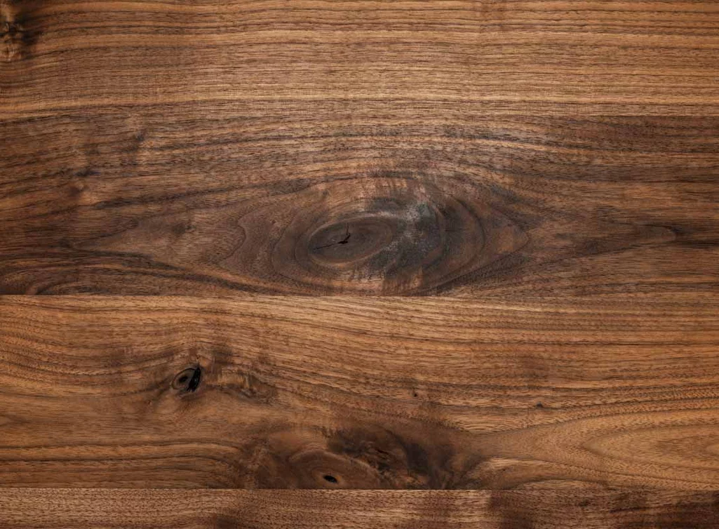 Ovale Tischplatte nach Maß mit charakterstarkem Astanteil