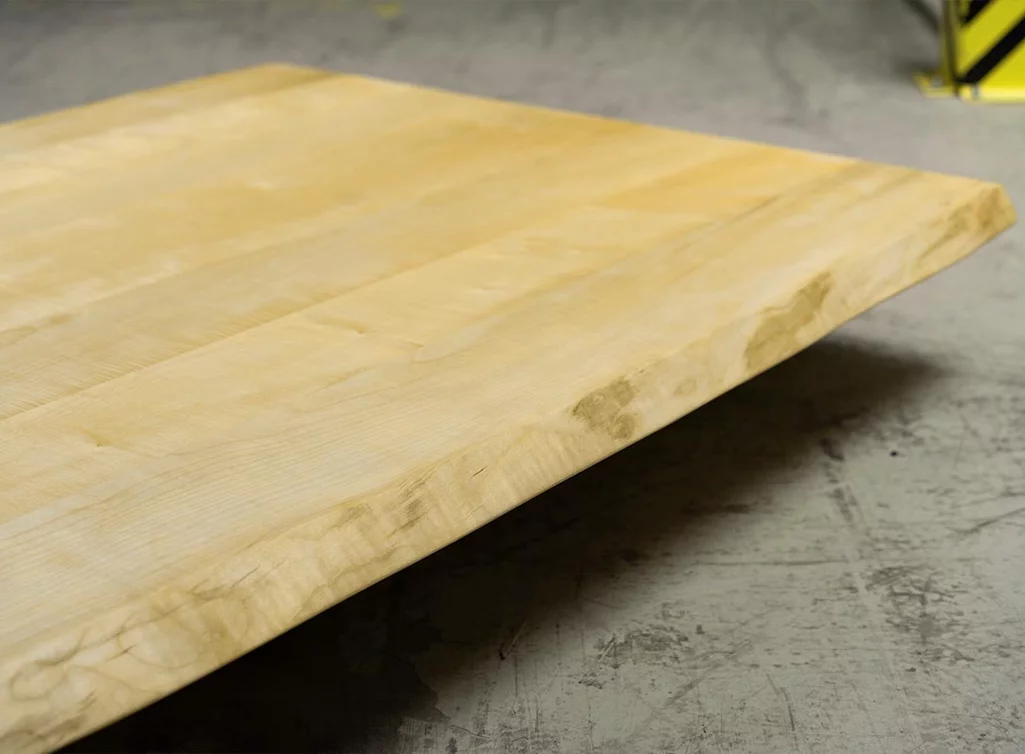 Massivholzplatte aus Ahorn mit natürlicher Waldkante