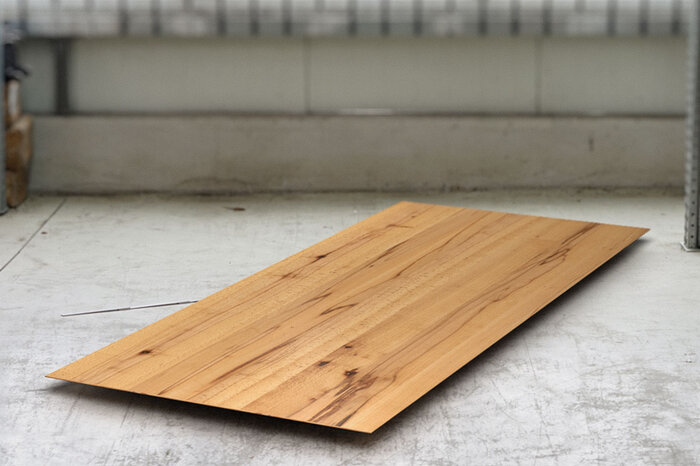Massivholzplatte Kernbuche mit Facettenkante nach deinem Maß produziert.
