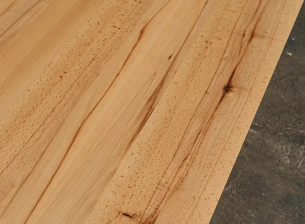 Tischplatte mit Schweizer Kante Vollholz aus Kernbuche Detailansicht