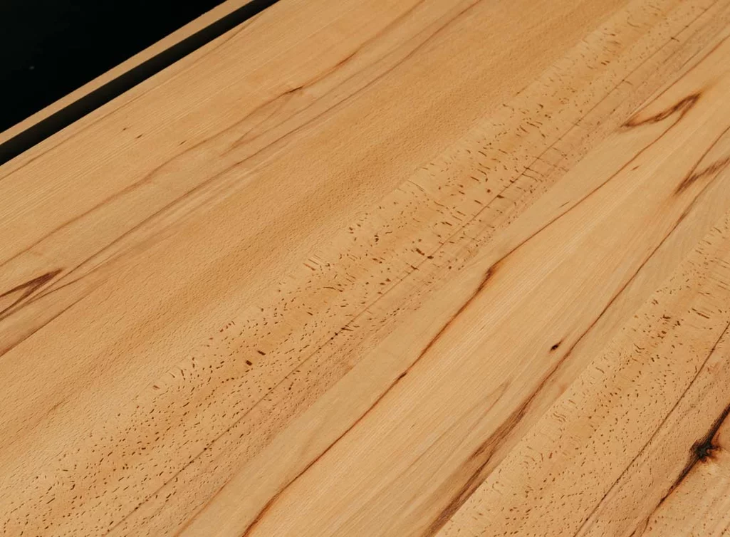 Tischplatte aus Massivholz Kernbuche Detailansicht der lebhaften Oberfläche Tischplatte aus Massivholz Kernbuche Detailansicht der lebhaften Oberfläche