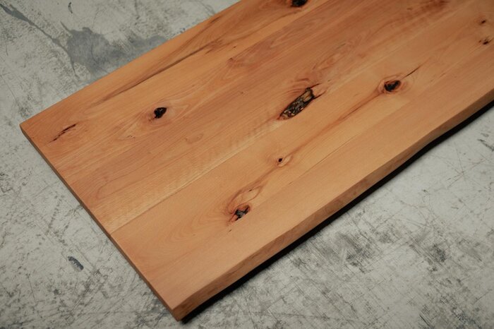Buche Holzplatte mit Baumkante aus Kernholz Detailansicht der Oberfläche