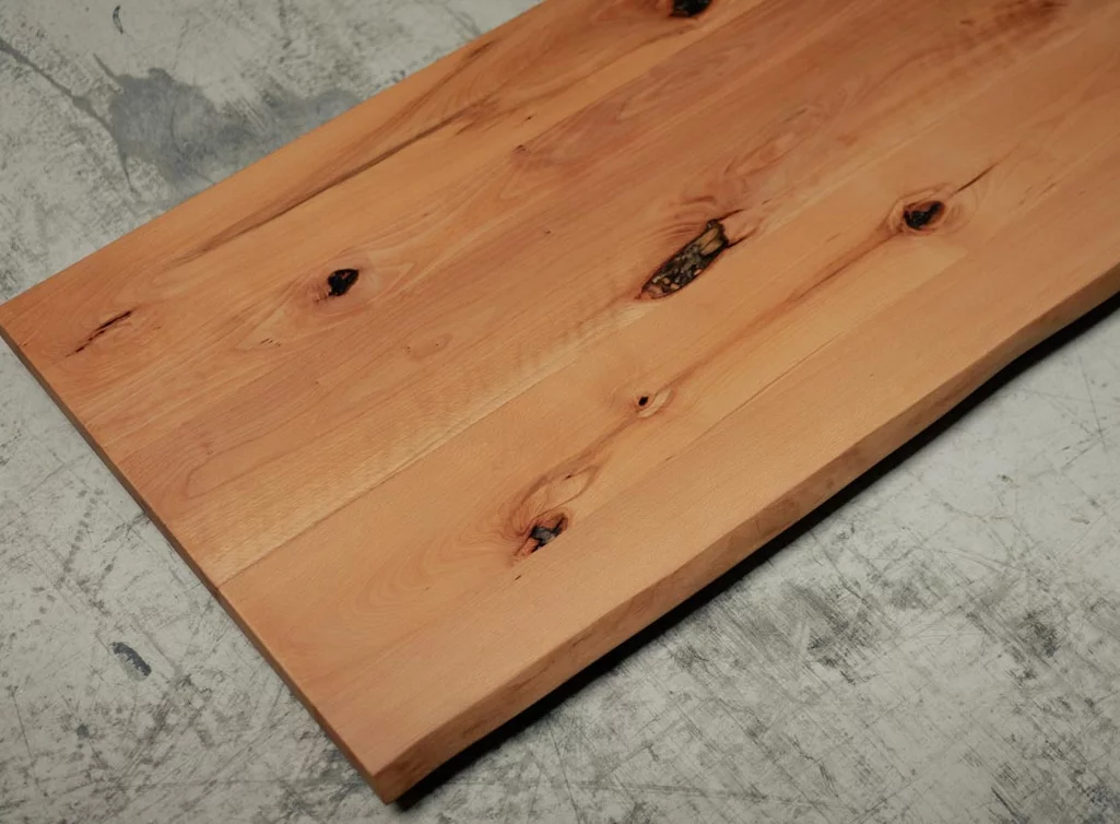 Buche Holzplatte mit Baumkante aus Kernholz Detailansicht der Oberfläche