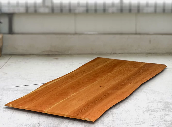Massive Echtholz Tischplatte aus Kirschholz mit Baumkante auf Maß