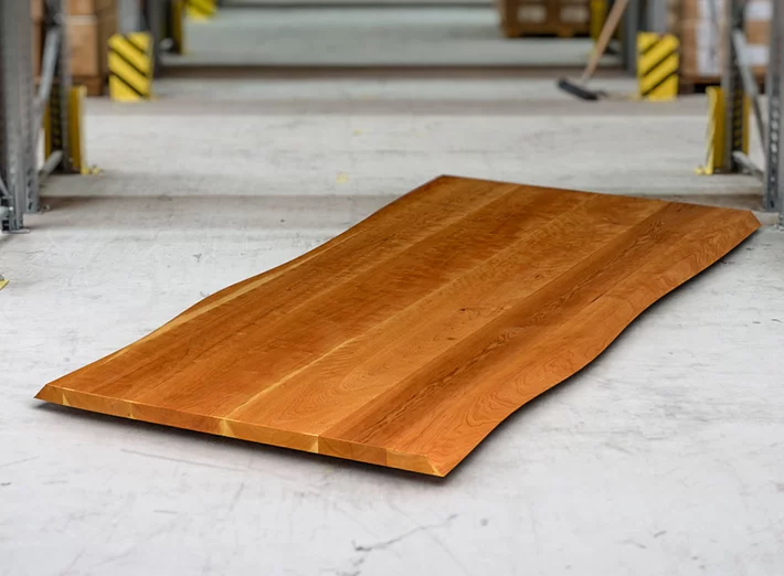 Massive Tischplatte aus Kirschholz 4cm Baumkante auf Maß