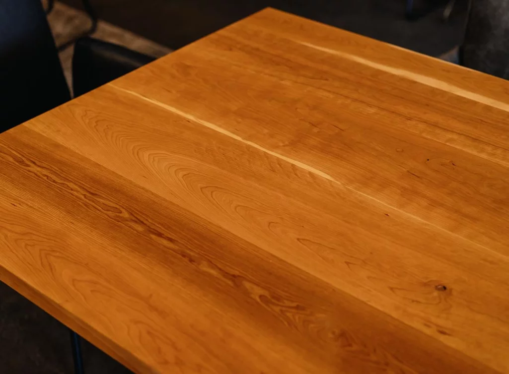 Massive Holzplatte aus Kirschbaum mit Splintholz- und Astanteil gefertigt