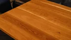 Massive Holzplatte aus Kirschbaum mit Splintholz- und Astanteil gefertigt