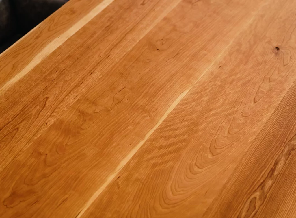 Echtholz Kirschbaum Tischplatte mit einem charakteristischem Ast- und Splintholzanteil