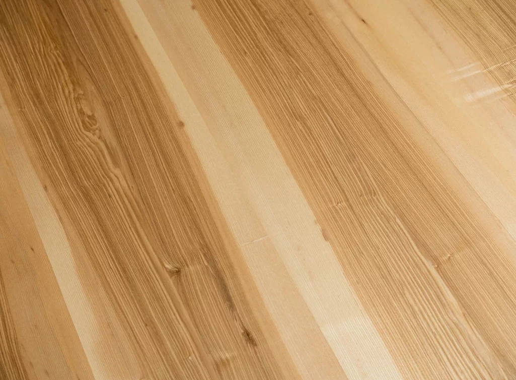 Kernesche Tischplatte massiv mit Splintholz- und Astanteil Kernesche Tischplatte massiv mit Splintholz- und Astanteil