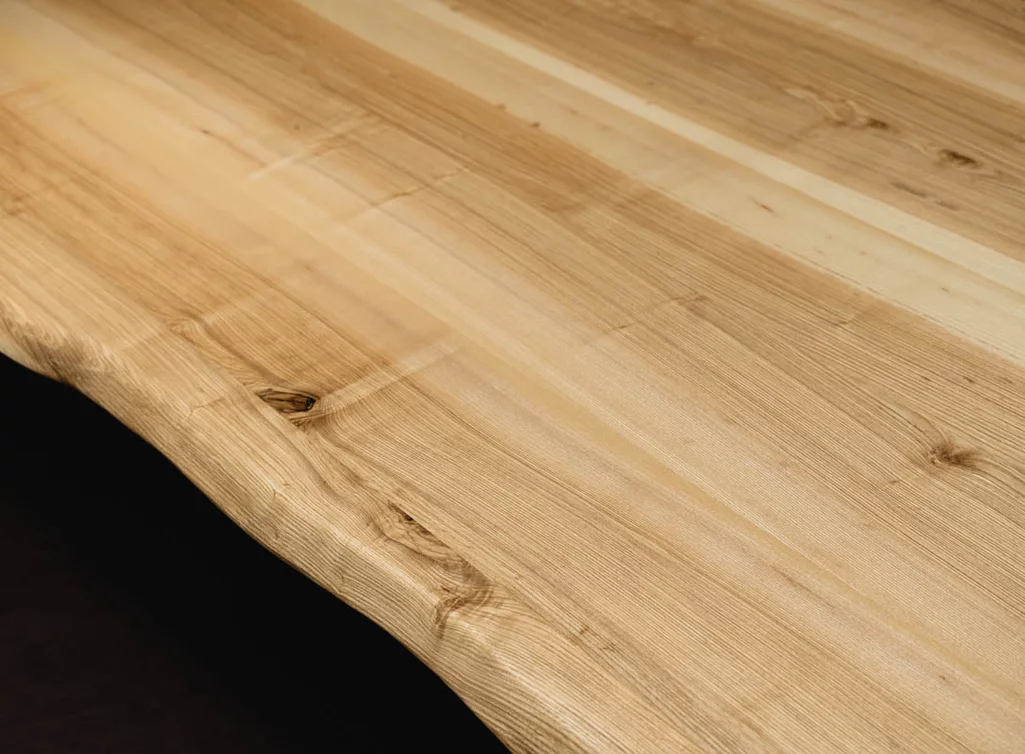 Kernesche Tischplatte aus Massivholz mit Baumkante Kernesche Tischplatte aus Massivholz mit Baumkante